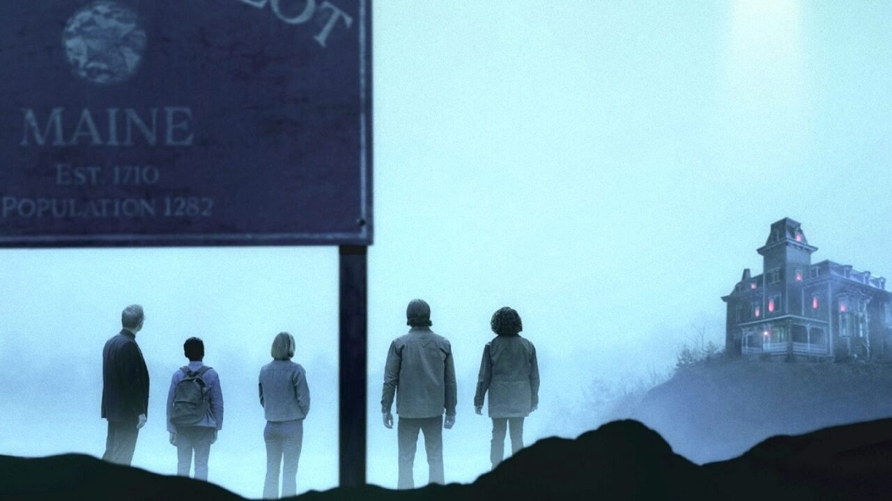 Imagem do filme it a coisa onde aparece o palhaço no quintal de uma casa abandonada