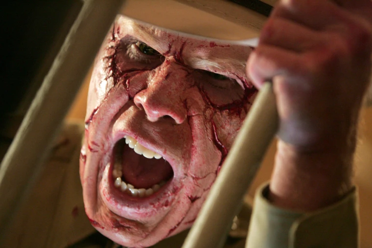 Imagem do filme it a coisa onde aparece o palhaço no quintal de uma casa abandonada