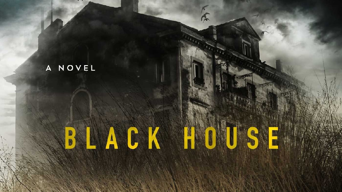 Imagem do filme it a coisa onde aparece o palhaço no quintal de uma casa abandonada