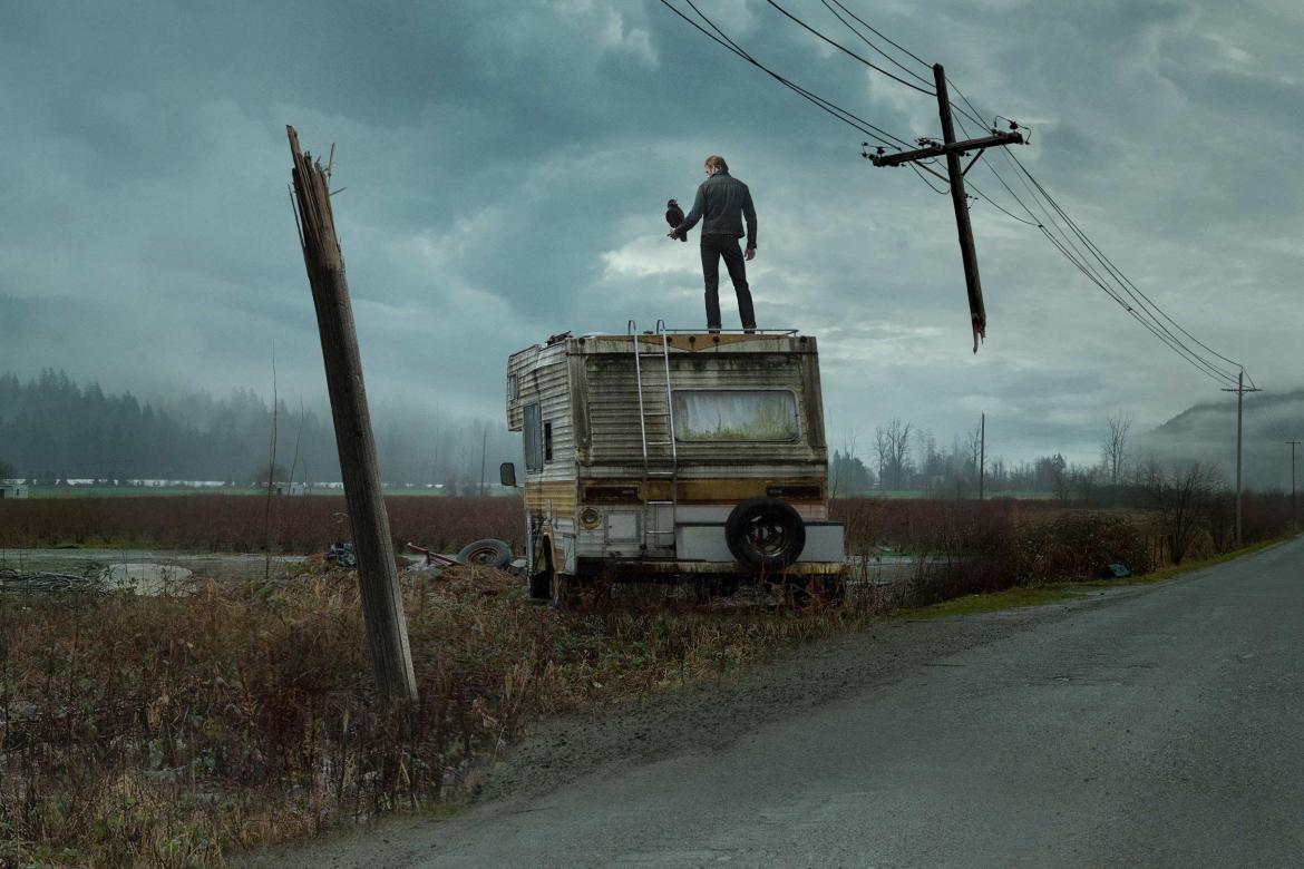 Imagem do filme it a coisa onde aparece o palhaço no quintal de uma casa abandonada